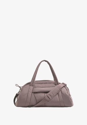 Taška typu duffle z mäkkej fialovo-ružovej látky, s prešívaným vzorom, dvoma rukoväťami a odnímateľným ramenným popruhom. Na prednej strane je vrecko.