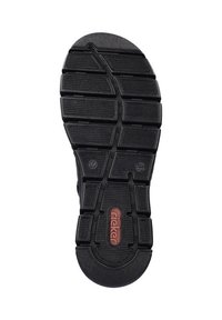 Sole in gomma nera con superficie testurizzata, caratterizzata da motivi rettangolari e circolari, e un logo centrale in rosso.