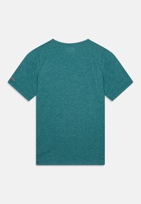 Camiseta de manga corta color verde azulado, con tejido texturizado, cuello redondo, con pequeño logotipo de la marca en la manga izquierda, parte trasera lisa sin adornos.