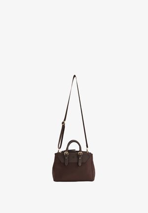 Borsa a mano di colore marrone scuro con manici corti e una tracolla lunga regolabile, caratterizzata da fibbie e dettagli in tono oro.