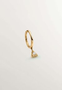 Pendiente de aro dorado con un colgante triangular, que presenta un centro de gema transparente y un intrincado detalle a lo largo de los bordes. Acabado de metal suave.