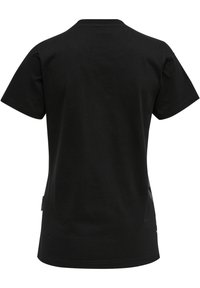 Svart bomullströja med rund halsringning, korta ärmar och en mjuk textur; har diskreta sömnadsdetaljer och ett emblem på fållen.