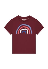 Bordeaux korte mouwen T-shirt met een meerkleurig, golvend regenboogontwerp in rood, blauw, wit en donkerblauw. Zacht katoenmateriaal.