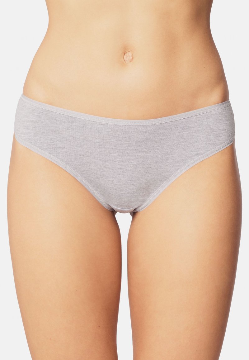 Graue Baumwollslips mit glatter Textur, mittelhohem Schnitt und einfachem Design. Sie verfügen über einen weichen Bund und minimale Nähte für zusätzlichen Komfort.