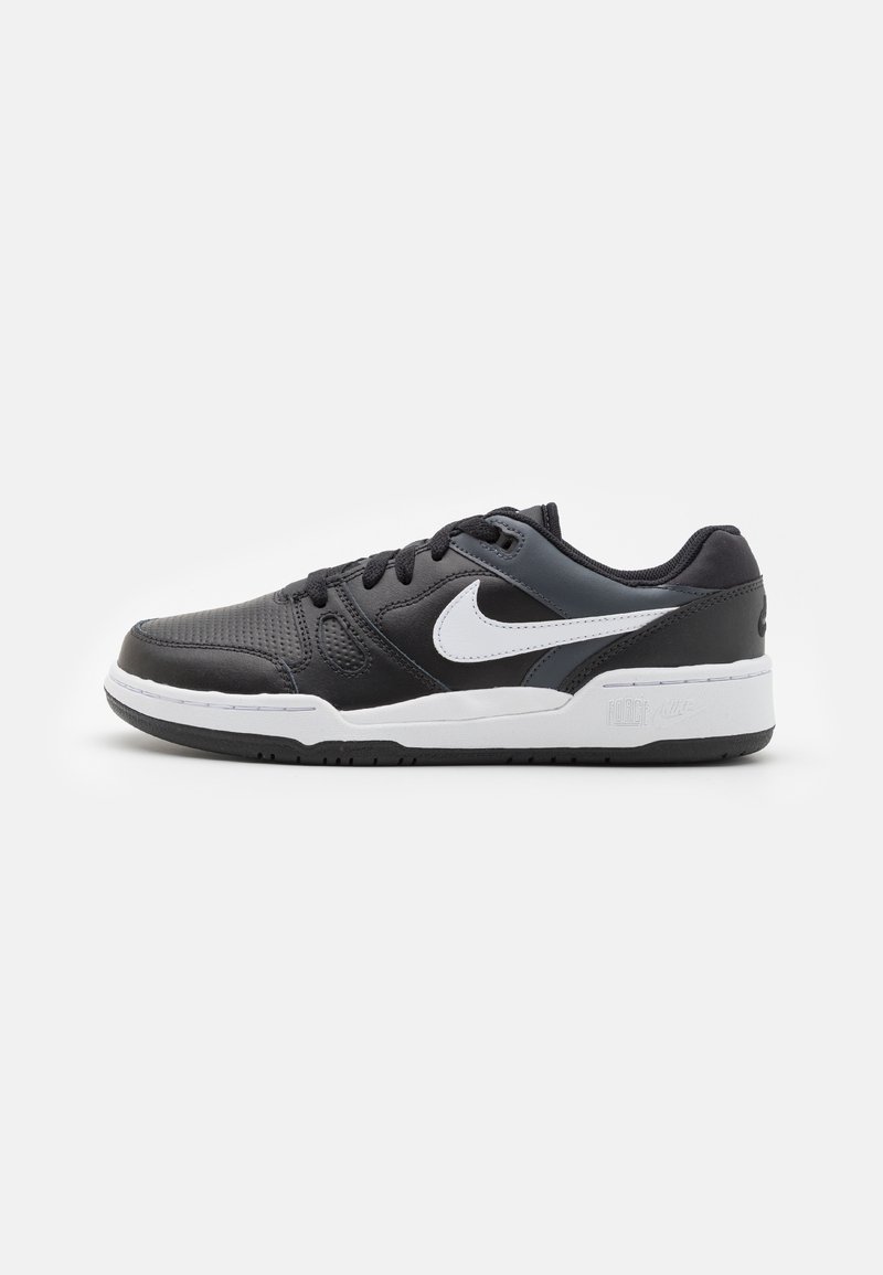 Sapatilhas Nike em couro preto com detalhes brancos, apresentando um cabedal texturizado, ponta arredondada e sola de borracha projetada para conforto.
