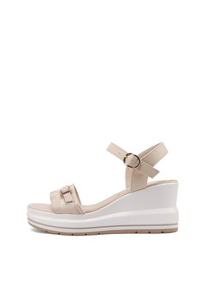 Sandalo beige con zeppa, cinturino alla caviglia, fibbia frontale e suola spessa bianca con battistrada marrone.