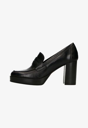 Chaussure à talon plateforme en cuir noir avec un bout rond et une sangle décorative. Le talon est épais et texturé avec une finition lisse.