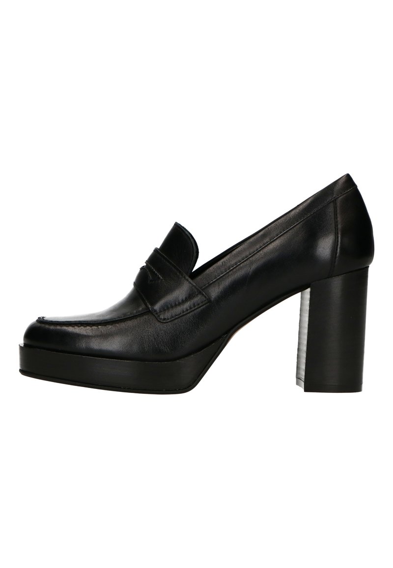 Schwarzer Leder-Plateau-Heelschuh mit runder Zehenform und einem dekorativen Riemen. Der Absatz ist klobig und strukturiert mit einer glatten Oberfläche.