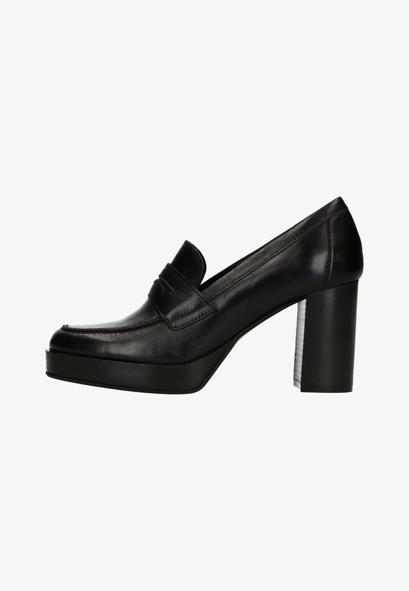Schwarzer Leder-Plateau-Heelschuh mit runder Zehenform und einem dekorativen Riemen. Der Absatz ist klobig und strukturiert mit einer glatten Oberfläche.