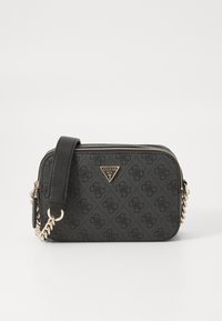 Sac en simili cuir noir en bandoulière avec un motif de logo répété, des détails en métal doré et une chaîne. Forme rectangulaire avec fermeture à glissière.