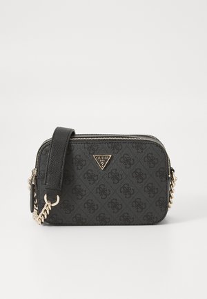 Czarna torebka typu crossbody z sztucznej skóry z powtarzającym się wzorem logo, złotymi detalami i łańcuszkowym paskiem. Prostokątny kształt z suwakiem.