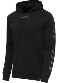 Schwarzer Hoodie aus weichem Material, ausgestattet mit einer Kordelzugkapuze, einem Frontlogo und grauen Chevron-Akzenten an den Ärmeln.