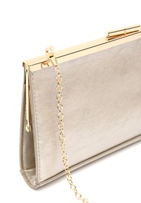 Metallinen hopeinen clutch-laukku, jossa on sileä pinta, kullanväriset korut sekä ketjuolkapanssari. Ominaisuuksiin kuuluu jämäkkä muoto ja lukkosuljenta.