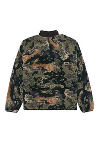 Pullover in pile con motivo camouflage che presenta tonalità di verde, marrone e nero, con colletto alto e polsini elasticizzati.