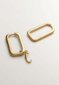 Enlazado de metal dorado, uno rectangular y otro ovalado con un gancho curvado. Textura suave, diseño sin costuras y acabado pulido.