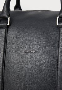 Calvin Klein RAISED LOGO - Sac week-end - black