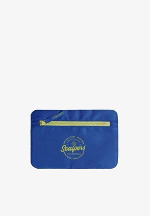 Funda de tela azul con una cremallera amarilla; presenta un logo circular y texto en amarillo. Diseño rectangular simple, textura suave.