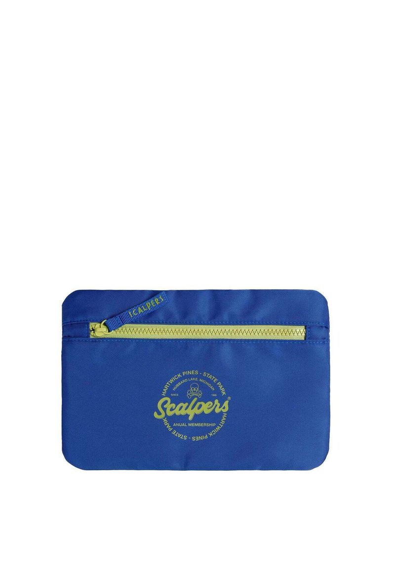 Funda de tela azul con una cremallera amarilla; presenta un logo circular y texto en amarillo. Diseño rectangular simple, textura suave.