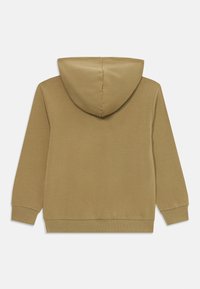 Beige hosszú ujjú kapucnis felső bordás mandzsettákkal és alsó szegéllyel, hátulról látható fehér háttéren.