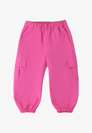 Pantalon cargo rose avec une taille élastique, deux poches latérales et des poignets froncés. Tissu léger avec une texture lisse.