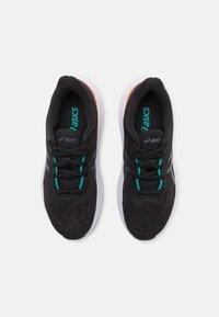 Chaussures de sport noires avec une tige en mesh respirant, des accents turquoise et une semelle extérieure blanche. Dotées de lacets et d'un logo de marque sur la languette.