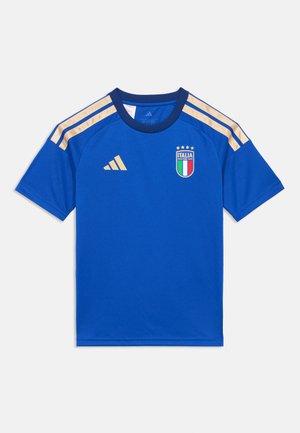 Kék sportmez légáteresztő anyagból. Arany adidas csíkokkal, kerek nyakkivágással és Italia címkével, amely pajzsot és csillagokat ábrázol.