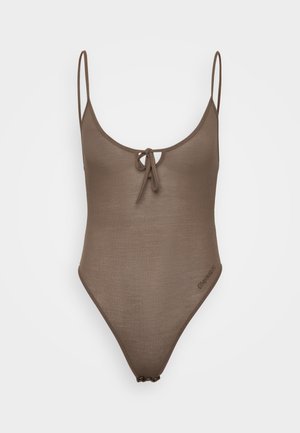 Maillot de bain une pièce marron à côtes, avec fines bretelles, lien ajustable à l'avant et dos en V. Logo de la marque discret près de la hanche.