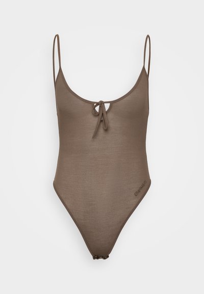 Maillot de bain une pièce marron à côtes, avec fines bretelles, lien ajustable à l'avant et dos en V. Logo de la marque discret près de la hanche.