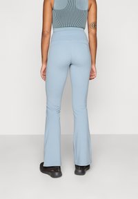 Champion TRAINING FLARE LEGGINGS INTERLOCK - Leggings - light blue