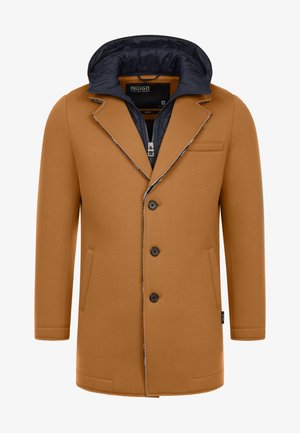 Brązowy płaszcz o teksturowanej powierzchni z granatowym wykończeniem kaptura, z klapami, czterema czarnymi guzikami i jedną kieszenią na piersi.