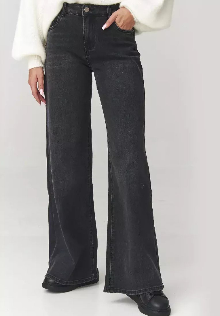Czarne dżinsowe spodnie z rozszerzanymi nogawkami i wysokim stanem, wykonane z denimu, charakteryzują się klasycznym pięciopocketowym wzornictwem oraz subtelnym przetarciem wzdłuż nogawek.