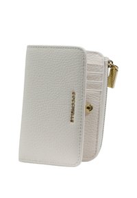 Biała skórzana portmonetka o fakturowanym wykończeniu, z złotymi okuciami, zamkiem błyskawicznym oraz wieloma przegródkami na karty. Logo wytłoczone na przedniej stronie.