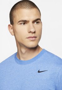 Nike Performance CREW SOLID - T-shirt desportiva - light game royal heather/black