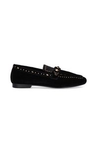 Mocasines de ante negros con detalles de tachuelas doradas en la parte superior, suela plana y un pequeño acento negro en el lateral.