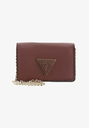 Bruine portemonnee van synthetisch leer met een gouden metalen driehoeklogo. Voorzien van een kettingriem en een gestructureerd oppervlak met stikdetails.