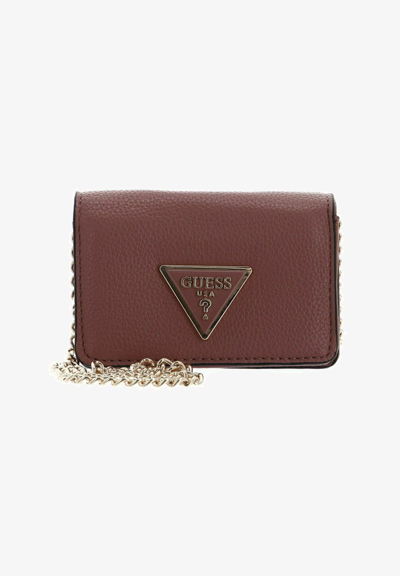 Portafoglio marrone in pelle sintetica con logo triangolare in metallo dorato. Presenta una tracolla a catena e una superficie strutturata con dettagli di cuciture.