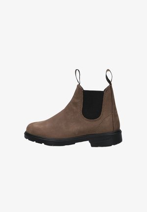 Brauner Wildleder-Stiefelette mit elastischen Seitenteilen, Zuglaschen und schwarzer Gummisohle. Glatte Textur mit minimalen Nähdetails.