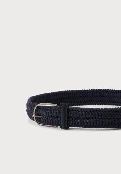 Ceinture en tissu tissé bleu marine avec une boucle métallique argentée et une boucle en tissu sur un fond clair.
