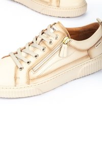 Pikolinos RIELLS - Trainers - beige