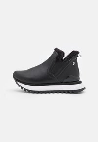 Sort slip-on sko med en tekstureret læderoverdel, blød sort foring, hvid mellemsål og sort gummisål med mønster. Minimalistiske designdetaljer.