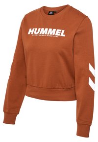 Brun sweatshirt med rund hals och ribbade ärmslut. Har fet vit text "HUMMEL" på framsidan och vita chevron-accenter på ärmarna.