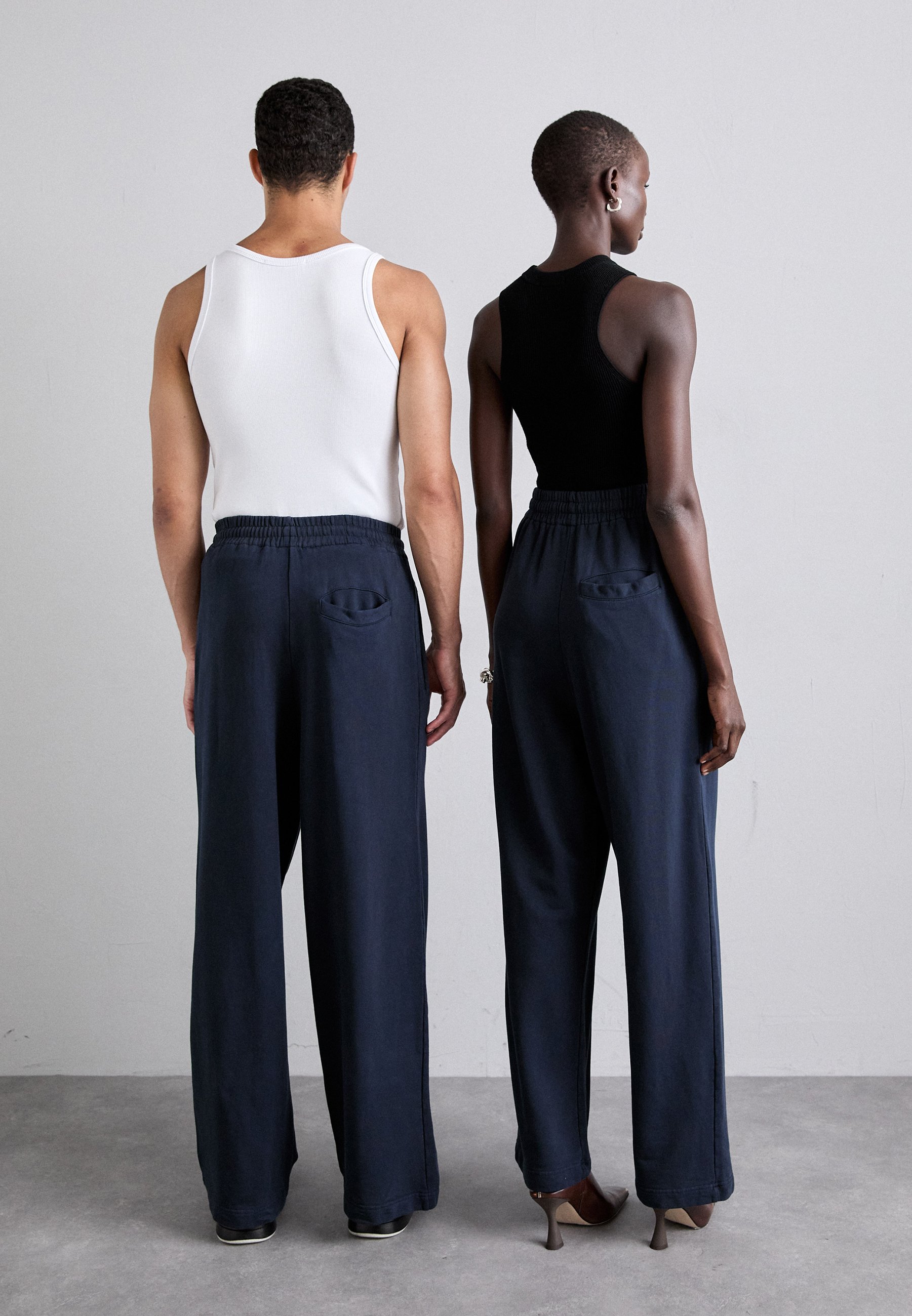 【032C】\"ROZSA VICTORIA\" STRAIGHT CUT SWEATPANTS DARK BLUE RÓZSA VICTORIA