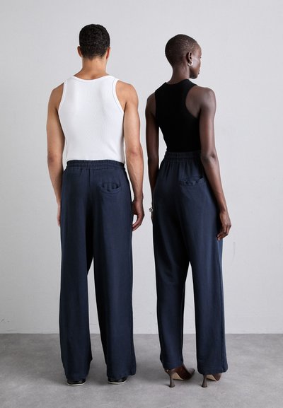 032c RÓZSA VICTORIA STRAIGHT CUT UNISEX - Tracksuit bottoms - dark blue