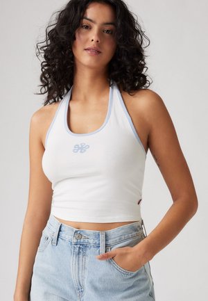 Top corto bianco con scollo all'americana, caratterizzato da accenti azzurri. Tessuto morbido con un design aderente e un piccolo logo ricamato sul petto.