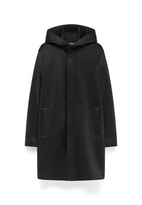 Manteau noir à capuche avec une finition lisse et mate, poches latérales et une silhouette droite. Il présente une fermeture simple et un minimum de détails.