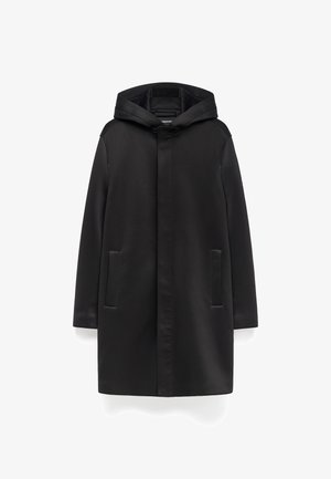 Czarny płaszcz z kapturem o gładkim, matowym wykończeniu, z bocznymi kieszeniami i prostym krojem. Posiada prosty zamek i minimalne detale.