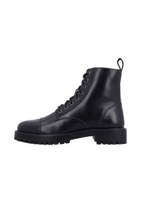 Zwarte leren enkellaars met veters aan de voorkant, treklusje bij de hiel, dikke grof profiel zool en ronde neus, zijaanzicht op een witte achtergrond.