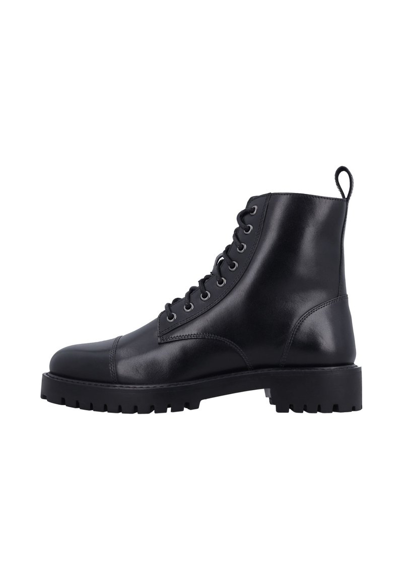 Zwarte leren enkellaars met veters aan de voorkant, treklusje bij de hiel, dikke grof profiel zool en ronde neus, zijaanzicht op een witte achtergrond.