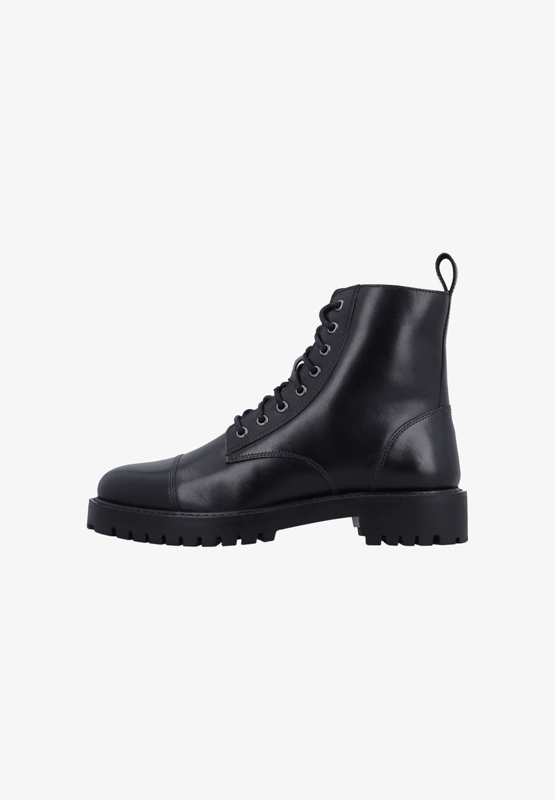 Zwarte leren enkellaars met veters aan de voorkant, treklusje bij de hiel, dikke grof profiel zool en ronde neus, zijaanzicht op een witte achtergrond.