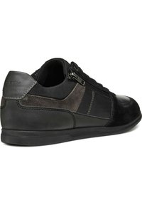 Scarpa in pelle e camoscio nera con tomaia in rete, presenta una cerniera laterale, accenti grigio scuro a contrasto e suola in gomma.